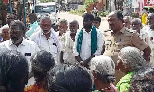 100 நாள் வேலை கேட்டு பொதுமக்கள் மறியல்