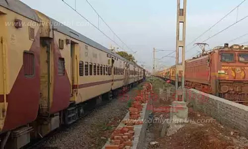 சிக்னல் கோளாறால் குருவாயூர் எக்ஸ்பிரஸ் ெரயில் நடுவழியில் நிறுத்தம்