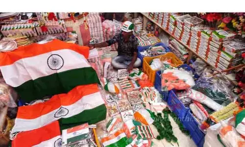 குடியரசு தின கொண்டாட்டத்துக்கு தேசிய கொடிகள் குடியரசு தின கொண்டாட்டத்துக்கு தேசிய கொடிகள்