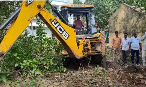 பொதுப்பாதையை ஆக்கிரமித்து கட்டப்பட்ட வீடு இடிப்பு