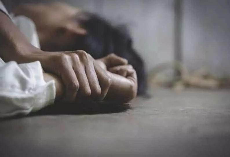 17 வயது சிறுமியை ஒரு மாதமாக மிரட்டி கற்பழித்த டெய்லர்- தானே அருகே அதிர்ச்சி சம்பவம் 17 வயது சிறுமியை ஒரு மாதமாக மிரட்டி கற்பழித்த டெய்லர்- தானே அருகே அதிர்ச்சி சம்பவம்