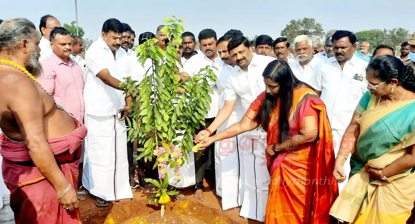 நாமக்கல்லில், 28-ந் தேதிநலத்திட்ட உதவிகள் வழங்கும் விழாவுக்கான பந்தல், மேடை அமைக்கும் பணிகலெக்டர், எம்.பி. தொடங்கி வைத்தனர் நாமக்கல்லில், 28-ந் தேதிநலத்திட்ட உதவிகள் வழங்கும் விழாவுக்கான பந்தல், மேடை அமைக்கும் பணிகலெக்டர், எம்.பி. தொடங்கி வைத்தனர்