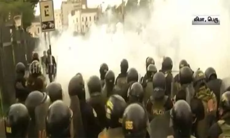 பெரு நாட்டில் அரசுக்கு எதிராக வலுக்கும் போராட்டம் - தலைநகர் லிமாவில் போலீசார் தடியடி பெரு நாட்டில் அரசுக்கு எதிராக வலுக்கும் போராட்டம் - தலைநகர் லிமாவில் போலீசார் தடியடி