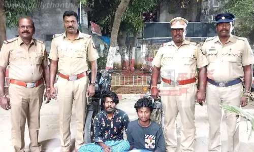 அரக்கோணம் பகுதியில் மோட்டார்சைக்கிள் திருட்டில் ஈடுபட்ட 2 பேர் கைது அரக்கோணம் பகுதியில் மோட்டார்சைக்கிள் திருட்டில் ஈடுபட்ட 2 பேர் கைது