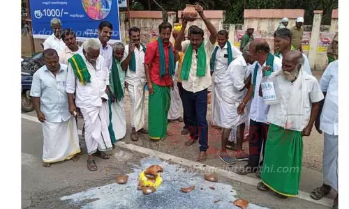 வேளாண்மைக்கு கூடுதல் நிதி ஒதுக்கக்கோரி விவசாயிகள் நூதன போராட்டம்