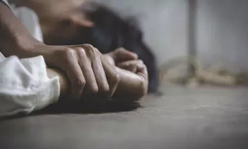 17 வயது சிறுமியை ஒரு மாதமாக மிரட்டி கற்பழித்த டெய்லர்- தானே அருகே அதிர்ச்சி சம்பவம் 17 வயது சிறுமியை ஒரு மாதமாக மிரட்டி கற்பழித்த டெய்லர்- தானே அருகே அதிர்ச்சி சம்பவம்