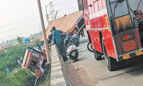 பக்கிங்காம் கால்வாய் மேம்பால தடுப்பு சுவரில் மோதி அந்தரத்தில் தொங்கிய லாரி