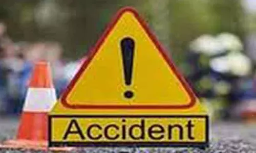 சுவரில் மொபட் மோதி வாலிபர் பலி