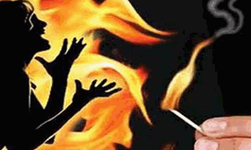 அடுப்பு பற்ற வைத்தபோதுஆடையில் தீப்பிடித்து பெண் படுகாயம்