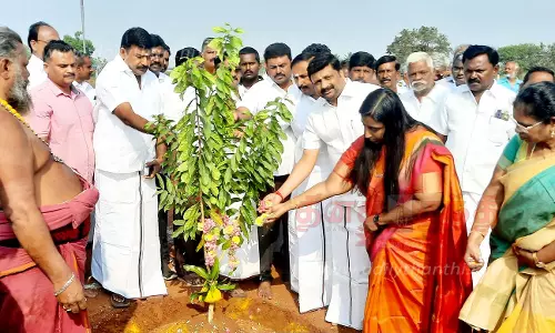 நாமக்கல்லில், 28-ந் தேதிநலத்திட்ட உதவிகள் வழங்கும் விழாவுக்கான பந்தல், மேடை அமைக்கும் பணிகலெக்டர், எம்.பி. தொடங்கி வைத்தனர்