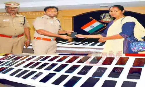 போலீசாரால் மீட்கப்பட்ட 50 செல்போன்கள் உரிமையாளர்களிடம் ஒப்படைப்பு போலீசாரால் மீட்கப்பட்ட 50 செல்போன்கள் உரிமையாளர்களிடம் ஒப்படைப்பு