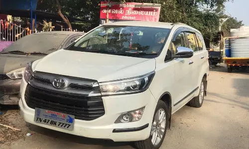 வாகன ஓட்டிகளிடம் அபராதம் வசூலித்த 2 பேர் கைது வாகன ஓட்டிகளிடம் அபராதம் வசூலித்த 2 பேர் கைது