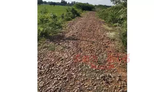 குண்டும், குழியுமான சாலையால் வாகன ஓட்டிகள் அவதி குண்டும், குழியுமான சாலையால் வாகன ஓட்டிகள் அவதி