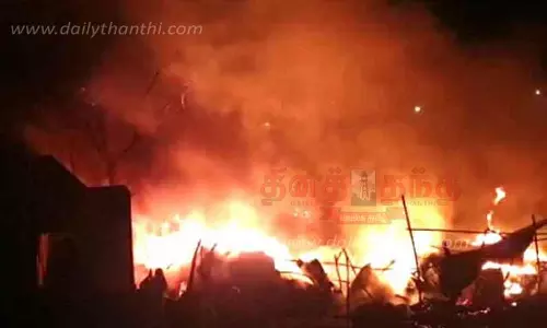 கடை தீப்பற்றி எரிந்ததில் பழங்கள் நாசம் கடை தீப்பற்றி எரிந்ததில் பழங்கள் நாசம்