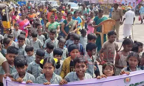 அரசு பள்ளிக்கு கல்விச் சீர் வழங்கிய பெற்றோர்கள் அரசு பள்ளிக்கு கல்விச் சீர் வழங்கிய பெற்றோர்கள்