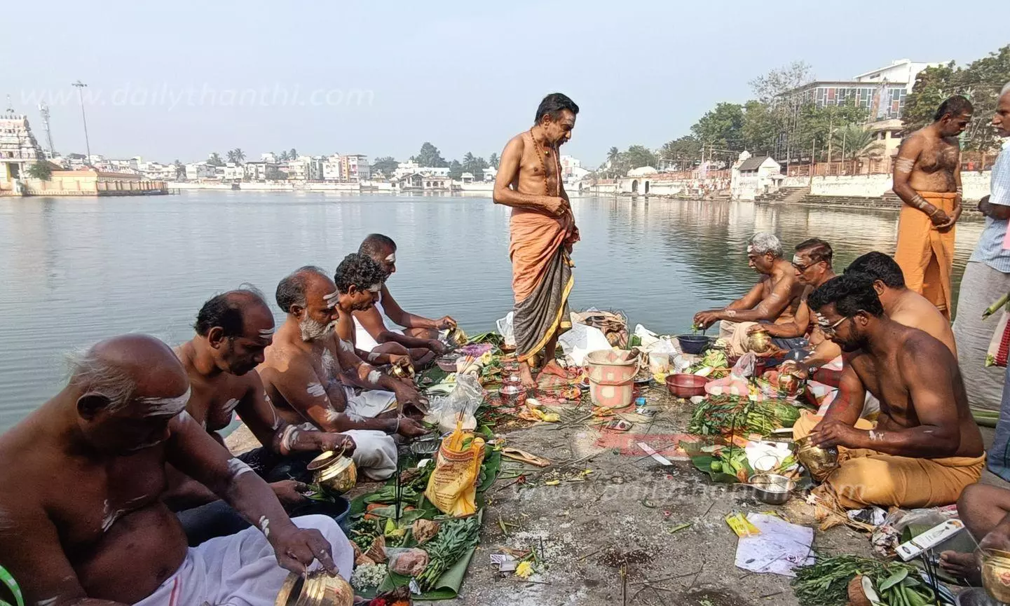 திருவாரூர் கமலாலய குளத்தில் ஏராளமானோர் தர்ப்பணம் கொடுத்து புனித நீராடினர் திருவாரூர் கமலாலய குளத்தில் ஏராளமானோர் தர்ப்பணம் கொடுத்து புனித நீராடினர்