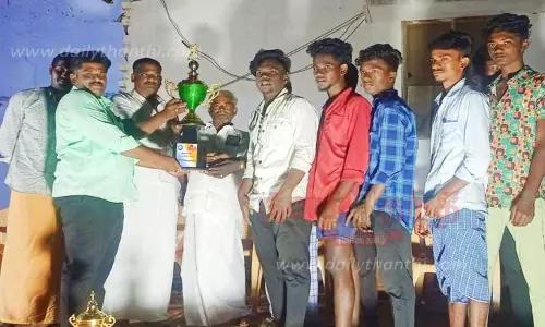 கிரிக்கெட் போட்டியில் வெற்றி பெற்ற அணிக்கு பரிசு கிரிக்கெட் போட்டியில் வெற்றி பெற்ற அணிக்கு பரிசு