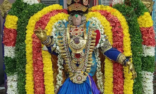 ஆண்டாள் திருக்கோலத்தில் பெருமாள்