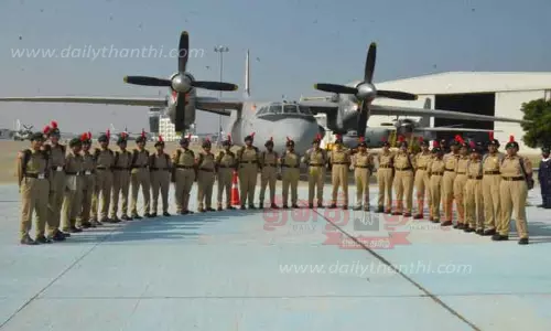 ராணுவ போர் விமானங்களை பார்வையிட்ட மாணவர்கள்