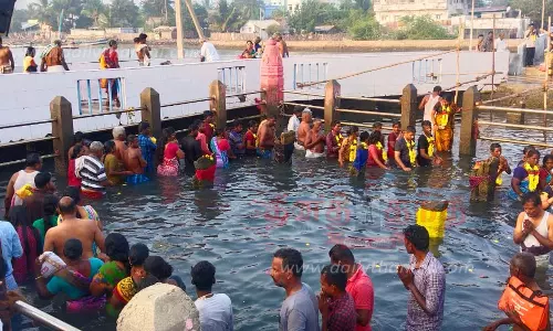 தேவிபட்டினம் நவபாஷாண நவக்கிரக கடலில் புனித நீராடிய பக்தர்கள்