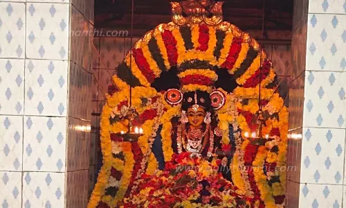 காமாட்சி அம்மன் கோவிலில் பூச்சொரிதல் விழா