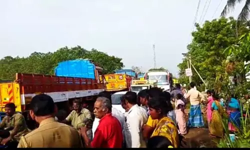 மணல் லாரி மோதி கன்று குட்டி சாவுபொதுமக்கள் சாலை மறியல் மணல் லாரி மோதி கன்று குட்டி சாவுபொதுமக்கள் சாலை மறியல்