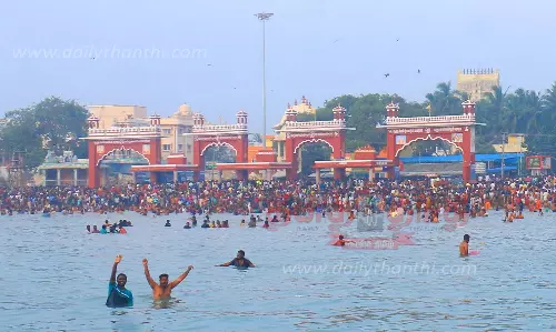 ராமேசுவரம் கடலில் பல்லாயிரக்கணக்கான பக்தர்கள் புனித நீராடினர்