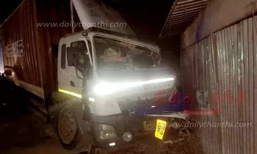 தொப்பூரில்லாரிகள் மோதி விபத்து; போக்குவரத்து பாதிப்பு