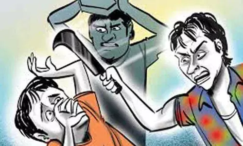 அண்ணன் மகன் மீது தாக்குதல்; தடுக்க முயன்ற விவசாயிக்கு அரிவாள் வெட்டு