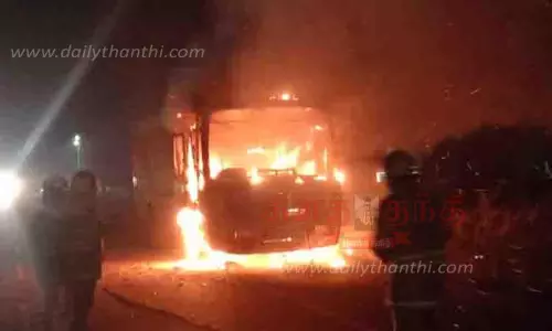 சரக்கு வேன் தீப்பற்றி எரிந்தது சரக்கு வேன் தீப்பற்றி எரிந்தது