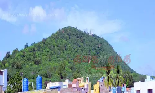 குன்றின் மீது அருள்பாலிக்கும் முருகனை தரிசிக்கசென்னிமலையில் கிரிவலம் செல்ல பாதை அமைக்க வேண்டும்;பக்தர்கள் கோரிக்கை