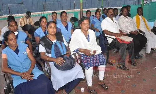 ஈரோடு அரசு ஆஸ்பத்திரியில்தூய்மை பணியாளர்கள் உண்ணாவிரத போராட்டம் ஈரோடு அரசு ஆஸ்பத்திரியில்தூய்மை பணியாளர்கள் உண்ணாவிரத போராட்டம்