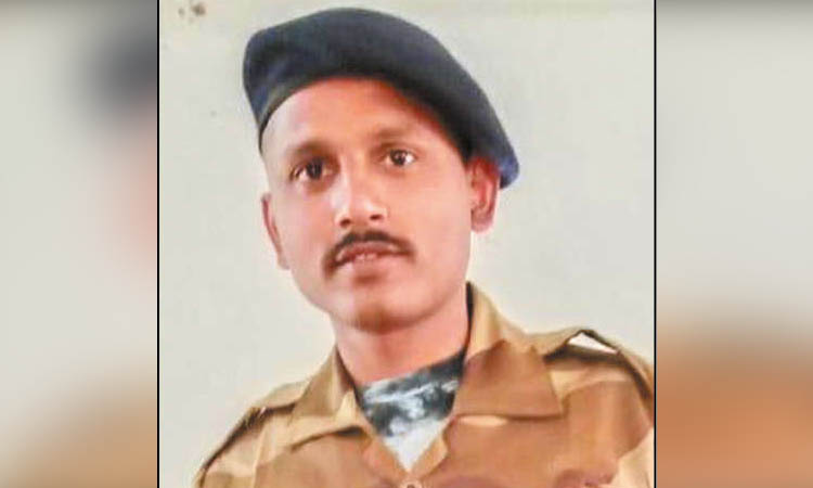 மர்மநபர் செல்போன் பறித்தபோது ஓடும் ரெயிலில் இருந்து கீழே விழுந்த மத்திய தொழில் பாதுகாப்பு படை வீரர் - ரெயிலை தவறவிட்டு கதறி அழுதவருக்கு பொதுமக்கள் உதவி