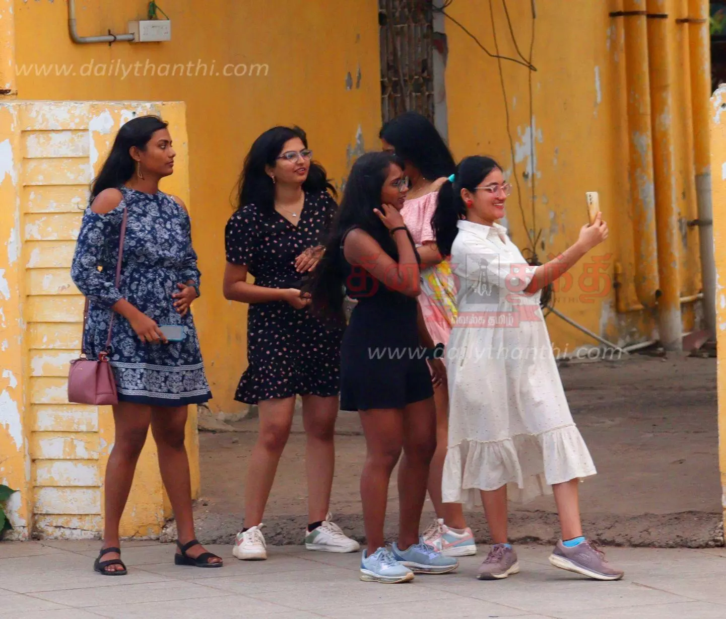 கடற்கரையில் குவிந்த சுற்றுலா பயணிகள் கடற்கரையில் குவிந்த சுற்றுலா பயணிகள்