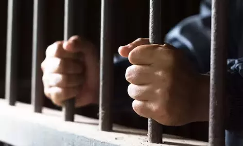 வாலிபருடன் காரை அபாயகரமாக ஓட்டிய விவகாரத்தில் பெண் உள்பட 5 பேர் கைது வாலிபருடன் காரை அபாயகரமாக ஓட்டிய விவகாரத்தில் பெண் உள்பட 5 பேர் கைது