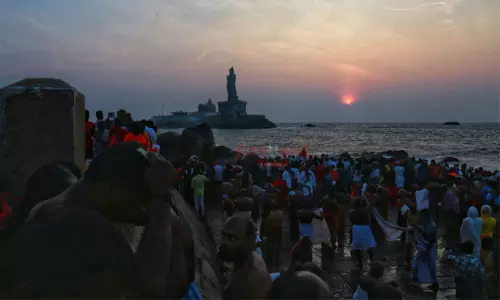 குமரியில் சூரியன் உதயமான காட்சியை காண குவிந்த சுற்றுலா பயணிகள்...!