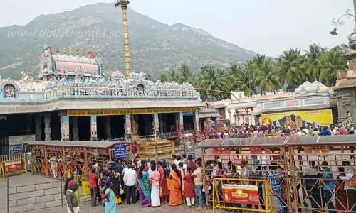 அருணாசலேஸ்வரர் கோவிலில் பக்தர்கள் கூட்டம் அலைமோதியது