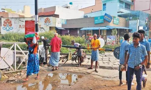 திருத்தணியில் ரெயில்வே கேட் அடிக்கடி பழுது; பொதுமக்கள் அவதி திருத்தணியில் ரெயில்வே கேட் அடிக்கடி பழுது; பொதுமக்கள் அவதி