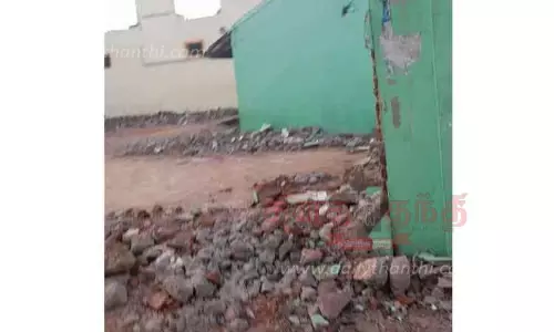 இடிக்கப்பட்ட பள்ளி கட்டிடங்கள் மீண்டும் கட்டாததால் மாணவ- மாணவிகள் அவதி இடிக்கப்பட்ட பள்ளி கட்டிடங்கள் மீண்டும் கட்டாததால் மாணவ- மாணவிகள் அவதி