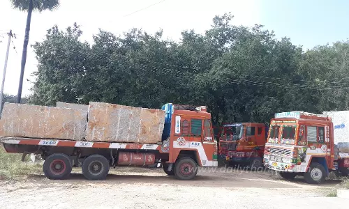 பர்கூர் அருகே கிரானைட் கற்கள் கடத்திய 4 லாரிகளை போலீசார் பறிமுதல் ெசய்தனர். கடத்திய 4 லாரிகள் பறிமுதல்