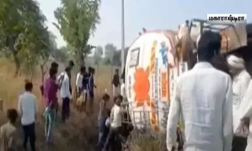 விபத்திற்குள்ளான லாரியில் இருந்து சமையல் எண்ணெய்யை போட்டி போட்டு எடுத்துச் சென்ற மக்கள்