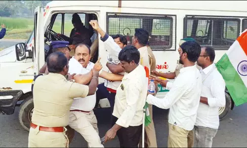 இந்திராகாந்தி சிலையின் இரும்பு படிக்கட்டு அகற்றம்: நடைபயணம் சென்ற காங்கிரஸ் சிறுபான்மை பிரிவு தலைவர் கைது