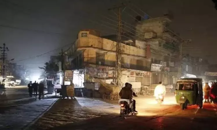 எரிபொருள் செலவை மிச்சப்படுத்த எடுத்த முயற்சியால் விபரீதம்; பாகிஸ்தான் முழுவதும் மின் தடை எரிபொருள் செலவை மிச்சப்படுத்த எடுத்த முயற்சியால் விபரீதம்; பாகிஸ்தான் முழுவதும் மின் தடை