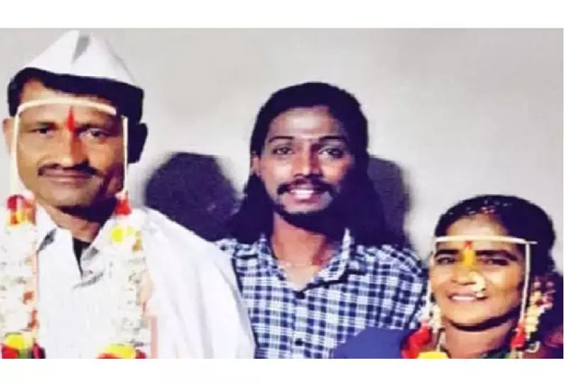 தாய்க்கு மறுமணம் செய்து வைத்த மகன்- கோலாப்பூரில் நெகிழ்ச்சி சம்பவம் தாய்க்கு மறுமணம் செய்து வைத்த மகன்- கோலாப்பூரில் நெகிழ்ச்சி சம்பவம்