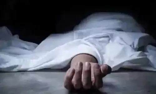 சென்னை கொருக்குப்பேட்டையில் கொள்ளையன் செல்போனை பறித்தபோது ரெயிலில் இருந்து தவறி விழுந்த வாலிபர் பலி சென்னை கொருக்குப்பேட்டையில் கொள்ளையன் செல்போனை பறித்தபோது ரெயிலில் இருந்து தவறி விழுந்த வாலிபர் பலி