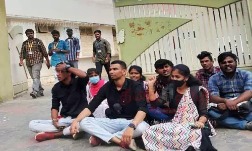 அரசு கல்லூரி மாணவர்கள் திடீர் போராட்டம் அரசு கல்லூரி மாணவர்கள் திடீர் போராட்டம்