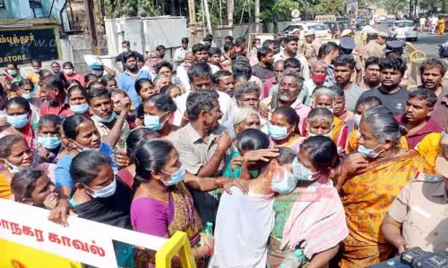 கலெக்டர் அலுவலகத்தை முற்றுகையிட்டு உறவினர்கள் போராட்டம் கலெக்டர் அலுவலகத்தை முற்றுகையிட்டு உறவினர்கள் போராட்டம்