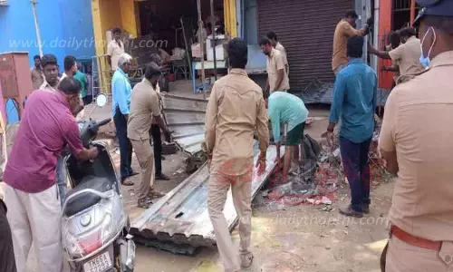 ஆக்கிரமிப்பு கடைகள் இடித்து அகற்றம் ஆக்கிரமிப்பு கடைகள் இடித்து அகற்றம்