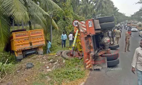 மோட்டார் சைக்கிள் மீது மீட்பு வாகனம் மோதியது; வாலிபர் பலி-மனைவி படுகாயம் மோட்டார் சைக்கிள் மீது மீட்பு வாகனம் மோதியது; வாலிபர் பலி-மனைவி படுகாயம்