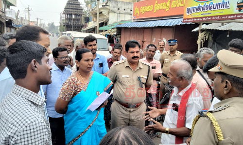 கபிலர்மலையில்நிறுத்தப்பட்ட பஸ்களை இயக்ககோரி பொதுமக்கள் கடையடைப்பு- சாலை மறியல்அதிகாரிகள் பேச்சுவார்த்தை
